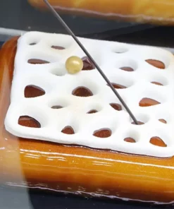 Semifreddo coperto dalla glassa a specchio al caramello