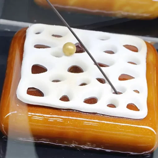 Semifreddo coperto dalla glassa a specchio al caramello