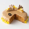 Torta farcita e coperta con la crema al caramello salato crunch