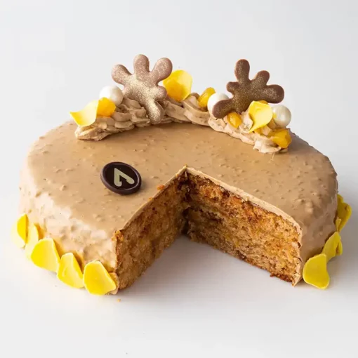 Torta farcita e coperta con la crema al caramello salato crunch