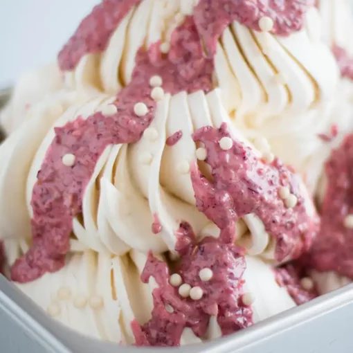 Variegato ai frutti rossi con crepes sul gelato