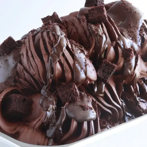 Variegato al cioccolato fondente sul gelato