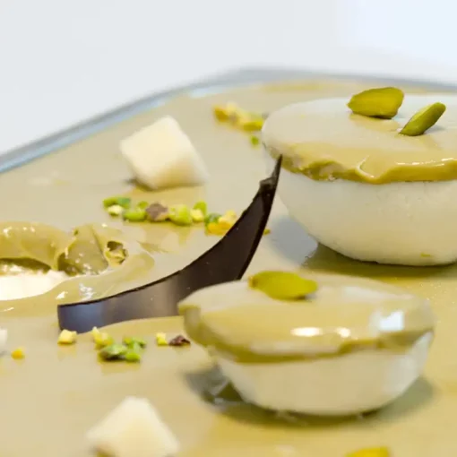 Variegato al pistacchio nella vaschetta del gelato come cremino