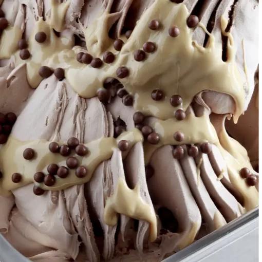 Variegato latte e nocciola sul gelato