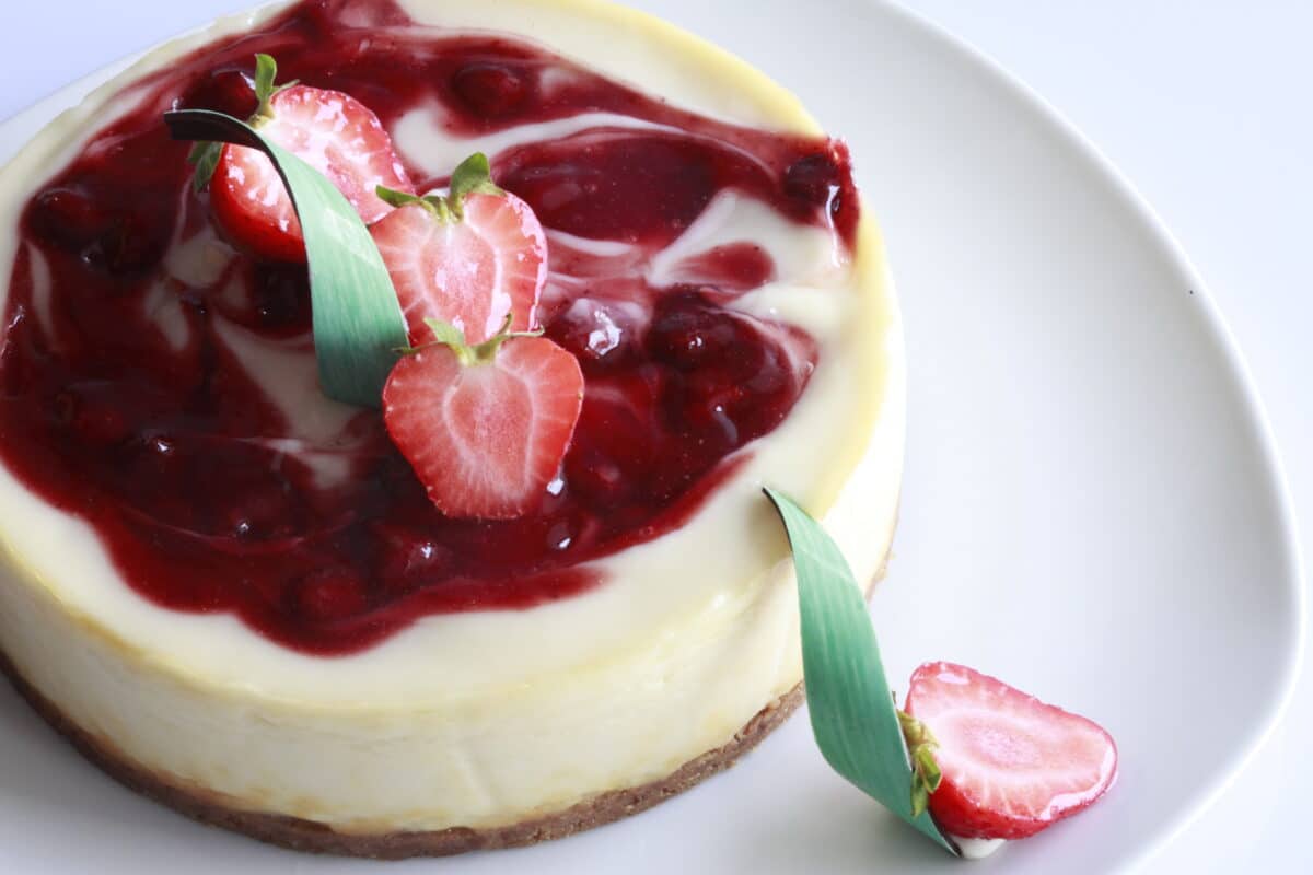 Cheesecake realizata con il preparato in polvere e la composta di fragole